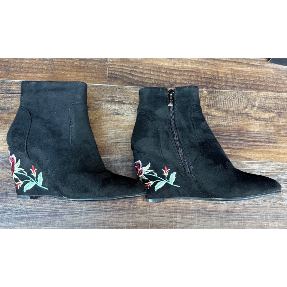 Bloom & 8 Black Faux Suede Floral Embroidered Wedge Ankle Boots Womens Size 7